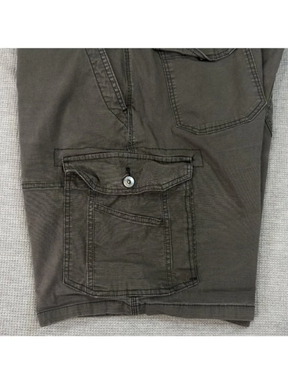 Lee Extreme Motion Swope Cargo Shorts Mens 40 Gray Relaxed Fit Mid Rise Stretch